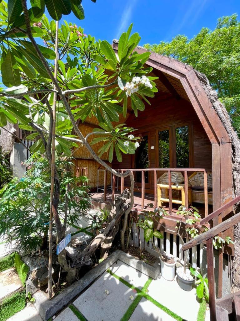 The Golden Ave Bungalow Gili Trawangan Exterior photo