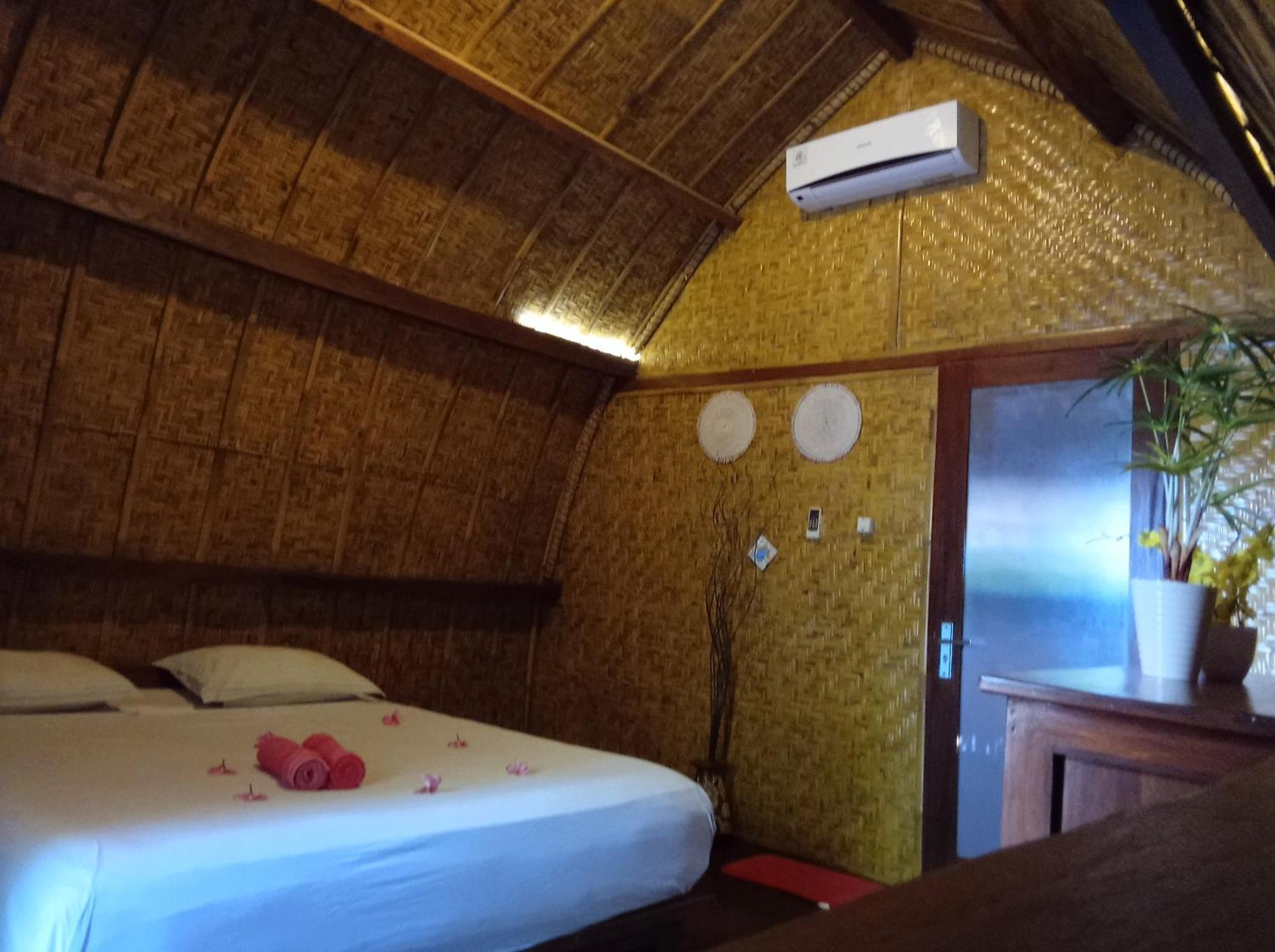 The Golden Ave Bungalow Gili Trawangan Room photo